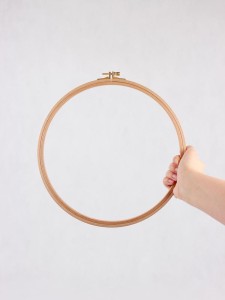 Drewniany tamborek o grubym i wysokim rancie - średnica 28 cm