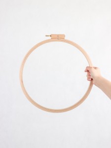 Drewniany tamborek o grubym i bardzo wysokim rancie - średnica 38cm