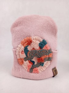 Czapka z łatką punch needle - różowa
