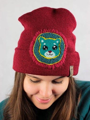 czerwona czapka zimowa